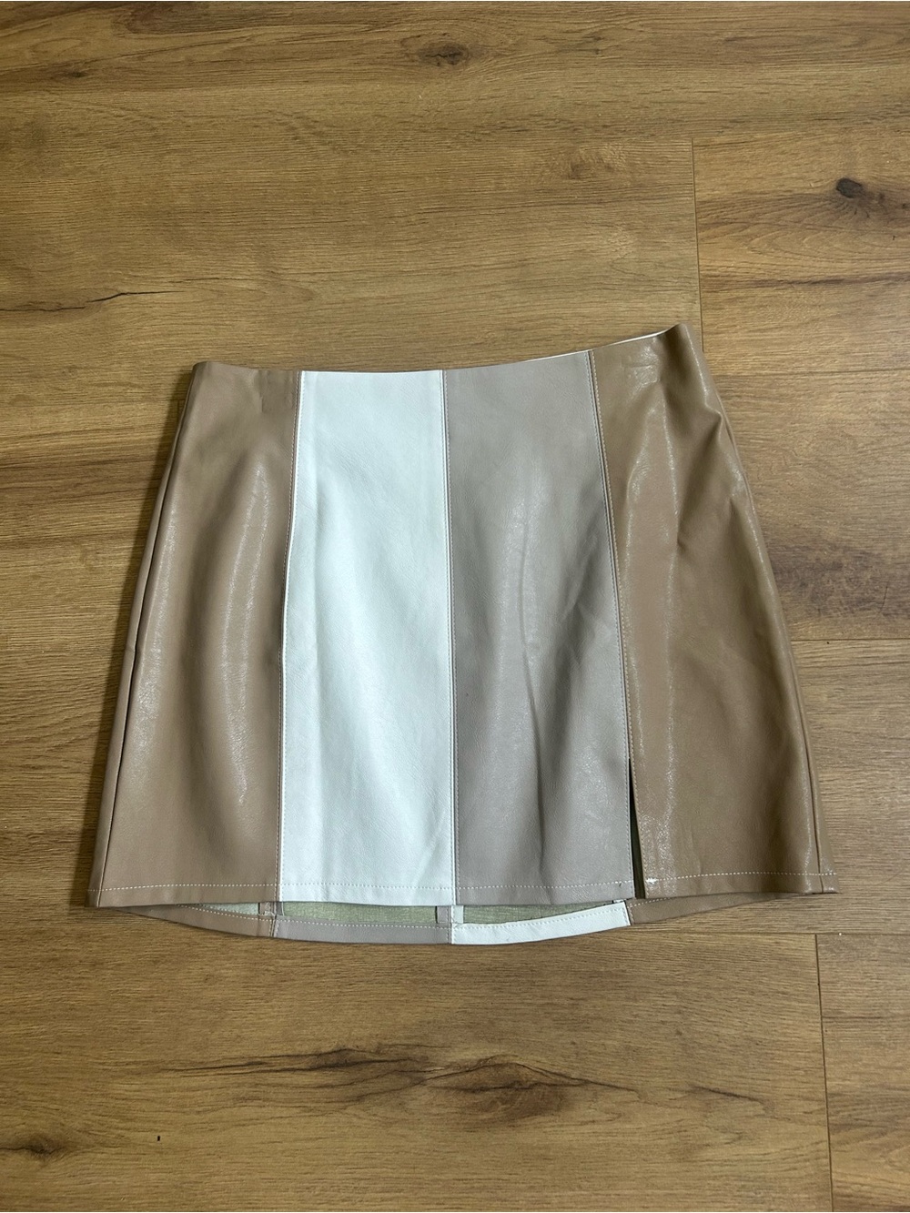 Colorblock fake leather Mini Skirt in Beige and White